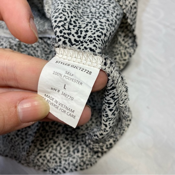 Flowy Lightweight Blouse Polka Dots Micro Animal Print Fitted V Neck Shortsleeve - Picture 3 of 9